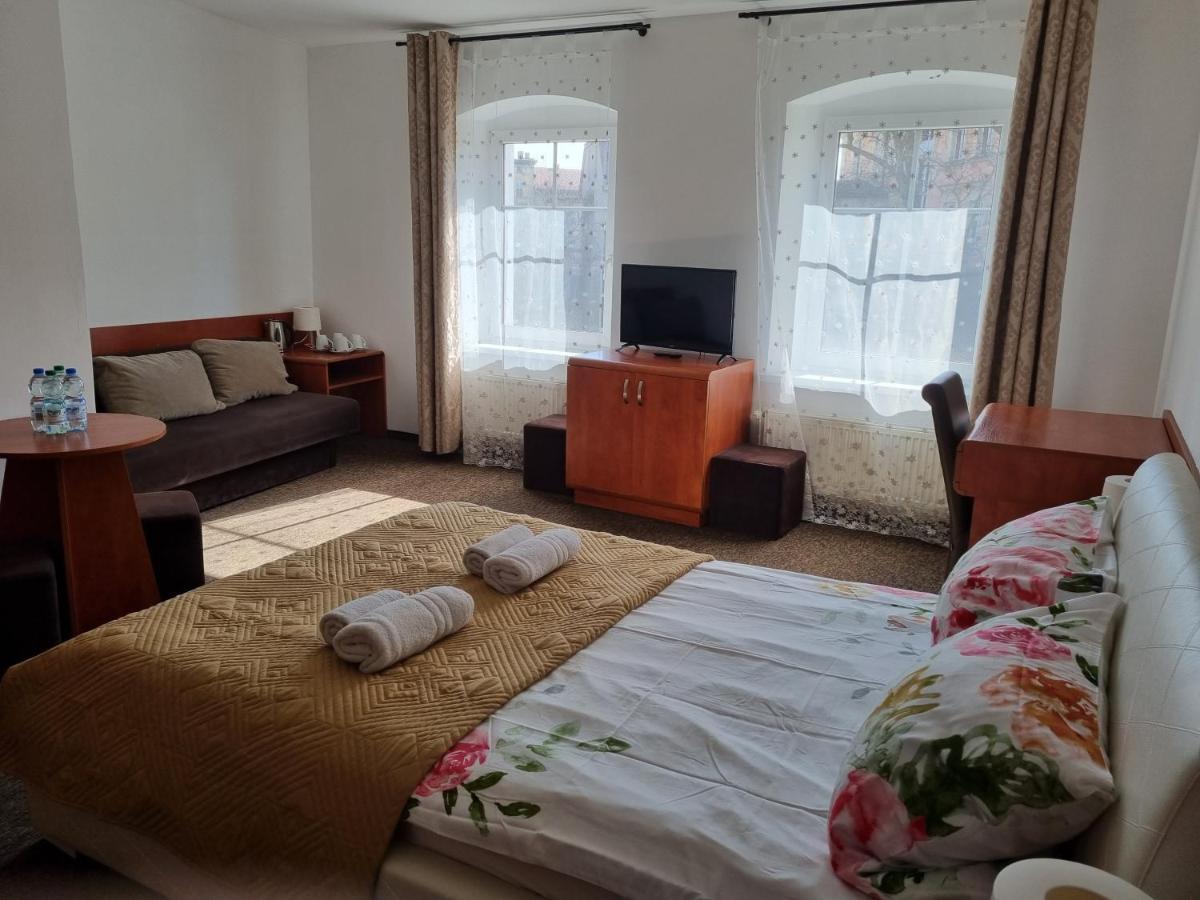 Bed and Breakfast Przy Zelaznym Moscie Клодзко Экстерьер фото